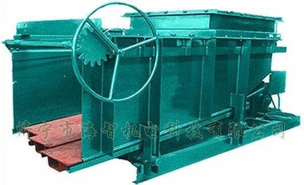 導(dǎo)料槽設(shè)有多個(gè)活動(dòng)式底板，底板在回程過(guò)程中可以承受物料所帶來(lái)的摩擦力